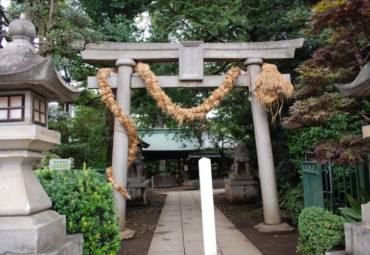 奥沢病院近隣の奥沢神社の鳥居