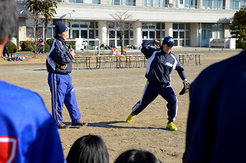 １．キャッチボールの基礎動作の説明をしている戸田と小沢