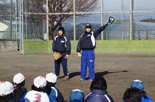 ２．捕球するときのグローブの使い方の指導　(戸田・松村)